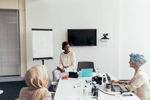 Treffen von Geschäftsfrauen im Büro - CUF56703