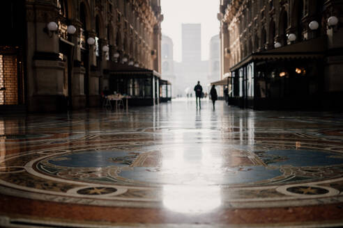 Ruhige Szene in der Galleria Vittorio Emanuele II während des Covid-19 Lockdown 2020, Mailand, Italien - CUF56740