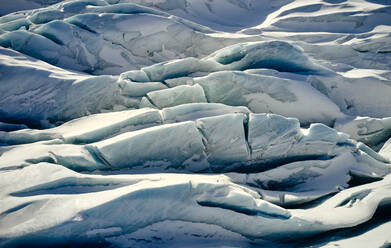 Gesprungenes Eis mit Schnee bedeckt - CAVF92179