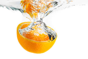 Orange Hälfte spritzt in Wasser und sinken isoliert auf weißem Hintergrund. Citrus Getränk Konzept. - CAVF92187