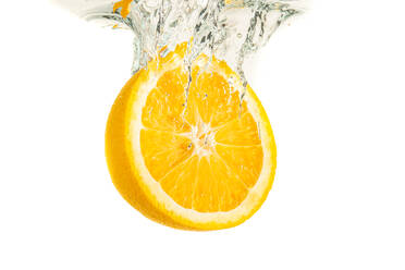 Orange Hälfte spritzt in Wasser und sinken isoliert auf weißem Hintergrund. Citrus Getränk Konzept. - CAVF92189