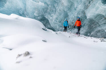 Freunde erforschen gefrorene Eishöhlen in Alberta - CAVF92191