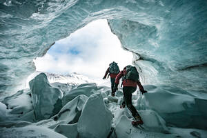Bergsteiger erforschen das Innere der Gletscher in Jasper - CAVF92196