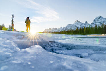 Sightseeing entlang des Icefields Parkway im Winter - CAVF92198