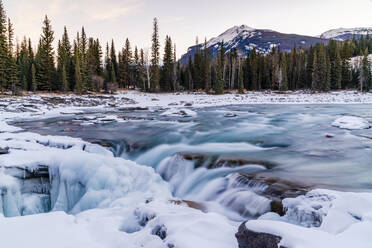Athabasca River im Winter, der sich bei Sonnenaufgang in die Athabasca Falls ergießt - CAVF92203