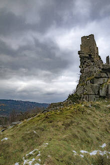 Alte Burgruine Flossenburg gegen bewölkten Himmel, Oberpfalz, Deutschland - BIGF00107