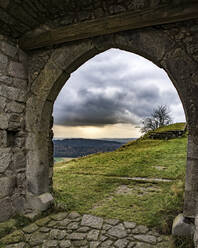 Bewölkter Himmel durch den Bogen der Burgruine Flossenburg gesehen, Oberpfalz, Deutschland - BIGF00108