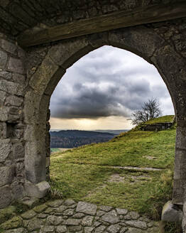 Bewölkter Himmel durch den Bogen der Burgruine Flossenburg gesehen, Oberpfalz, Deutschland - BIGF00108