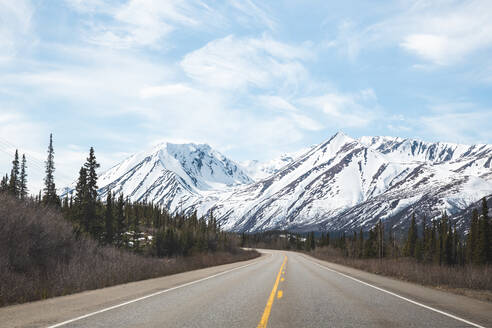 Leere Straße in den Bergen Alaskas - CAVF92251