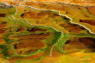 Luftaufnahme der braunen, sauren Landschaft um den Fluss Rio Tinto, Spanien - DSGF02369