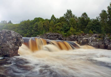 Langzeitbelichtung eines kleinen Wasserfalls im schottischen Hochland - AJOF00991