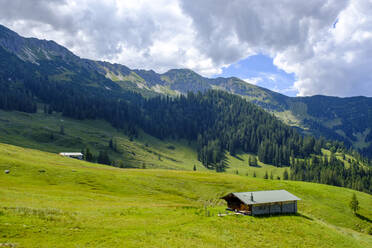 Blockhaus gegen Bergkette am Lerchkogel-Niederleger in Bayern, Deutschland - LBF03338