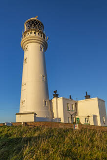 Blick auf den Flamborough-Leuchtturm, Flamborough Head, Bridlington, North Yorkshire, England, Vereinigtes Königreich, Europa - RHPLF19127