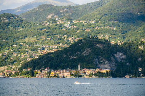 Varenna und Dörfer auf Hügeln von der Fähre aus gesehen, Comer See, Provinz Lecco, Lombardei, Italienische Seen, Italien, Europa - RHPLF19137