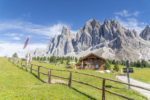 Malga Casnago (Gschnagenhardt) Hütte am Fuße der Geislerspitzen, Val di Funes, Südtirol, Dolomiten, Italien, Europa - RHPLF19138
