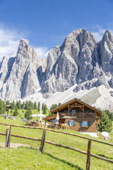 Malga Casnago (Gschnagenhardt) Hütte mit der Geisel im Hintergrund, Val di Funes, Südtirol, Dolomiten, Italien, Europa - RHPLF19140