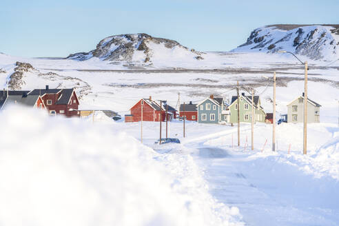 Leere, schneebedeckte Straße zum Dorf Veines, Kongsfjord, Varanger-Halbinsel, Troms og Finnmark, Norwegen, Skandinavien, Europa - RHPLF19145