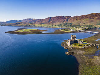 Luftaufnahme des Eilean Donan Castle, Highlands, Schottland, Vereinigtes Königreich, Europa - RHPLF19159