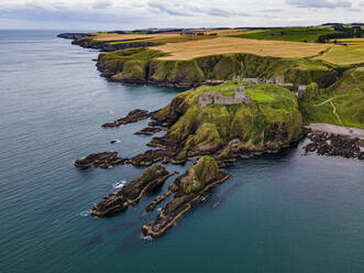 Luftaufnahme von Dunnottar Castle, Stonehaven, Aberdeenshire, Schottland, Vereinigtes Königreich, Europa - RHPLF19160