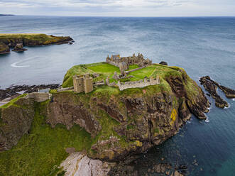 Luftaufnahme von Dunnottar Castle, Stonehaven, Aberdeenshire, Schottland, Vereinigtes Königreich, Europa - RHPLF19161