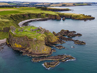 Luftaufnahme von Dunnottar Castle, Stonehaven, Aberdeenshire, Schottland, Vereinigtes Königreich, Europa - RHPLF19162