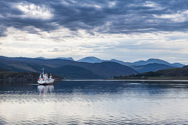 Fischerboot, Bucht von Ullapool, Ross und Cromarty, Hochland, Schottland, Vereinigtes Königreich, Europa - RHPLF19182