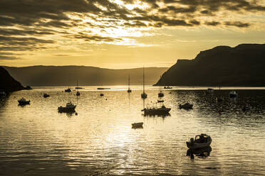 Sonnenaufgang im Hafen von Portree, Isle of Skye, Innere Hebriden, Schottland, Vereinigtes Königreich, Europa - RHPLF19184