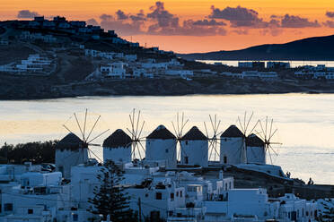 Die Windmühlen (Kato Milli) bei Sonnenuntergang, Horta, Mykonos, Kykladen, Griechische Inseln, Griechenland, Europa - RHPLF19190