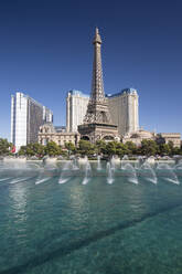 Blick über den See auf die Nachbildung des Eiffelturms im Paris Hotel und Casino, Bellagio-Brunnen im Vordergrund, Las Vegas, Nevada, Vereinigte Staaten von Amerika, Nordamerika - RHPLF19205
