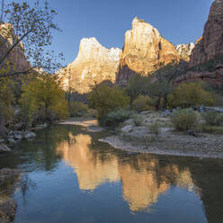 Abraham und Isaac Peaks spiegeln sich im Virgin River bei Sonnenaufgang, Herbst, Court of the Patriarchs, Zion National Park, Utah, Vereinigte Staaten von Amerika, Nord Amerika - RHPLF19207