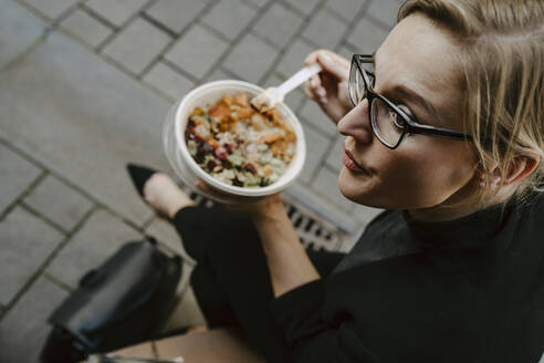 Unternehmerin mit Salatschüssel schaut weg - MASF21854