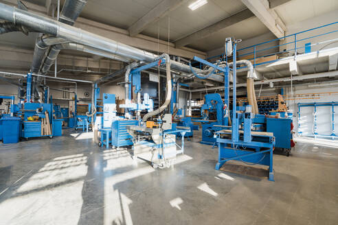 Fertigungsanlagen in einer Produktionshalle in der Industrie - DIGF14463