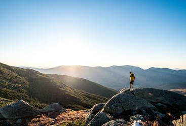 Man looking over the White Mountains while on a trail run at sunrise - CAVF92323