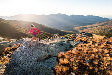 Frau beim Laufen in den White Mountains bei Sonnenaufgang im Sommer - CAVF92325