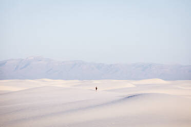 Ein Mann macht ein Selfie im White Sands National Park - CAVF92372