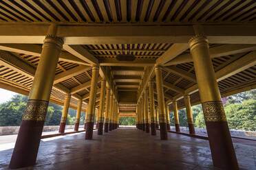 Säulen unter dem Tempel im Mandalay-Palast, Mandalay, Mandalay - CAVF92377