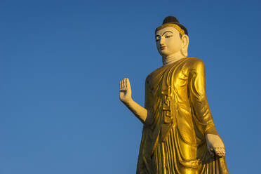 Stehende Buddha-Statue in der Myo Yar Pyae Pagode vor klarem Blau - CAVF92378