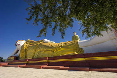 Liegender Buddha und Maha Bodhi Ta Htaung Stehender Buddha, Monyw - CAVF92389