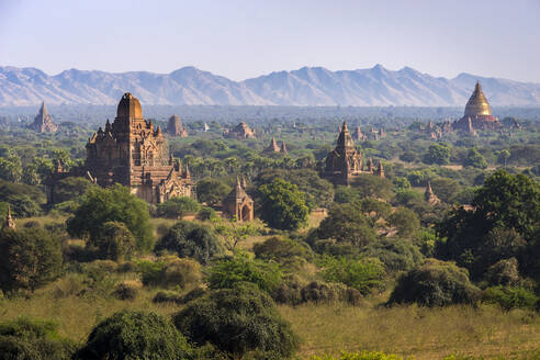 Idyllischer Blick auf die alten Tempel von Bagan, Bagan, Distrikt Mandalay - CAVF92392