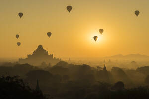 Antike Tempel und Heißluftballons bei nebligem Sonnenaufgang, Bagan, Ma - CAVF92394