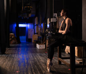 Balletttänzerin wartet hinter der Bühne auf ihren Auftritt - CAVF92440