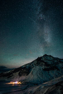 Die Milchstraße erhebt sich über einem Berg in Island - CAVF92503