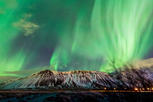 Das Nordlicht über einem Bergkamm in Island - CAVF92504