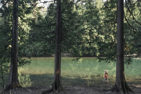 Ein junger Mann watet im Ohanapecosh River in Washington. - CAVF92515