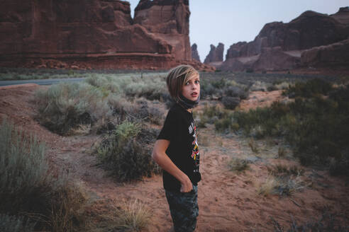 Road Trip während des Covid: Junge mit Maske im Arches National Park. - CAVF92530