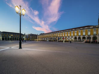 Portugal, Provinz Estremadura, Lissabon, Praca do Comercio-Platz in der Abenddämmerung - AMF09077