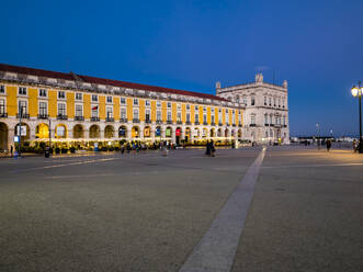 Portugal, Provinz Estremadura, Lissabon, Praca do Comercio-Platz in der Abenddämmerung - AMF09080