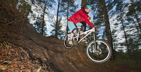 Mann auf Mountainbike in den Hügeln von Surrey / England - CAVF92645