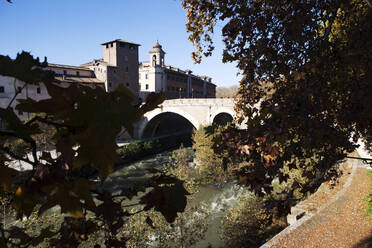 Blick auf die älteste Brücke Roms, Ponte Fabricio (Fabricius-Brücke), Rom, Latium, Italien, Europa - RHPLF19218