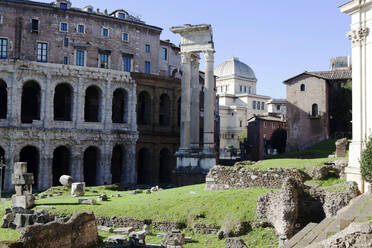 Teatro di Marcello (Marcellustheater), die Säule des Apollo-Tempels, UNESCO-Weltkulturerbe, und die quadratische Kuppel der Synagoge, Rom, Latium, Italien, Europa - RHPLF19220